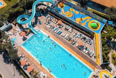 Image de Mobil-home avec climatisation, terrasse et piscine