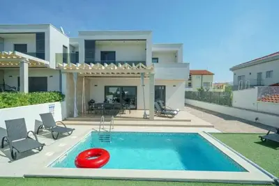 Image de Villa avec piscine et climatisation