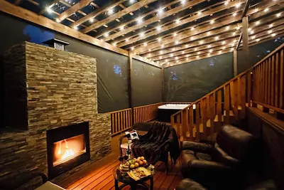 Image de Rustic Luxury in the Smokies: 3-Level Deck, Treehouse, Hot Tub and Games Galore