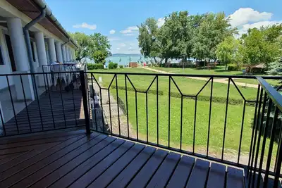 Image de Appartement de vacances directement sur l'eau avec plage libre, vue sur le lac