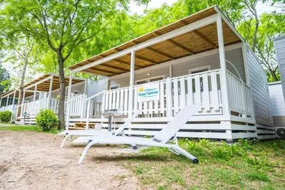 Maison mobile avec climatisation, terrasse et piscine