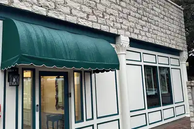 Image de 3-bedroom 2-bath back half of cottage. All new. . steps to Historic  Square.