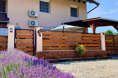 Image de Appartement de vacances meublé de façon moderne, avec WiFi et climatisation