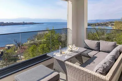 Image de Appartement de vacances avec jardin, balcon et vue sur la mer