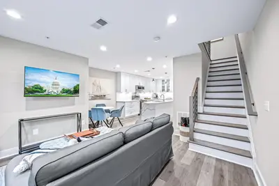 Image de Old Town Alexandria New Modern \"5 Min Walk to Metro\" 2 Bed 2. 5 Bath Free Parking