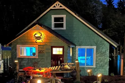 Image de Soothing Crab themed 3-bedroom home with WiFi and a hot tub in Winchester Bay.