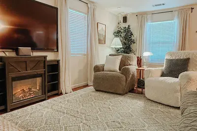 Image de Cozy 4bd Home w/ 3 King Beds + Ev Charger + Trailer Parking