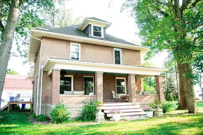 Image de Rustic Five Oaks Farmhouse