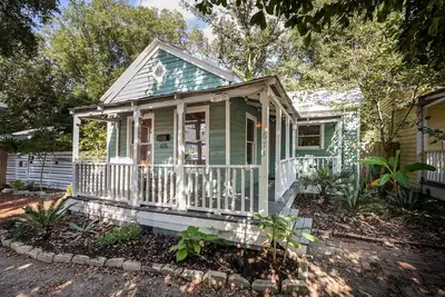 Image de Historic Cottage in Charming Downtown Neighborhood