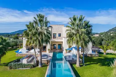 Image de Villa spacieuse avec piscine à débordement