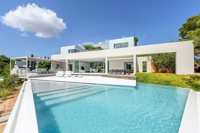 Image de Villa élégante avec piscine à débordement