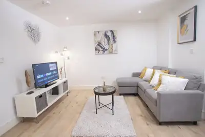 Image de 1-min walk to Town & Station I Near Airport I Parking