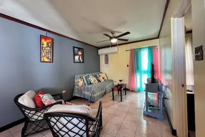Image de Beachside Bliss: 1-Bedroom Apartment, Steps away from the Beach, Pool, A/C, Wifi