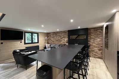 Image de Triplex moderne avec cheminée, balcon et parking à Cauterets