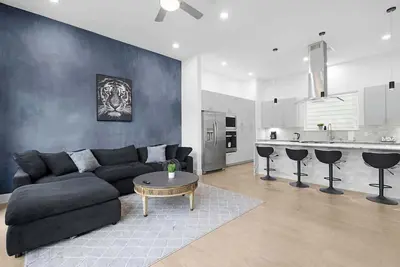 Image de Modern 3-Bedroom Townhome with Game Room & Deck