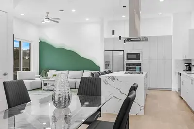 Image de Luxury 3br Condo in Downtown with Parking & Views