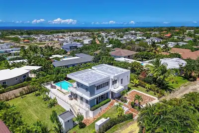 3bd Guest-friendly house with private pool, free bus