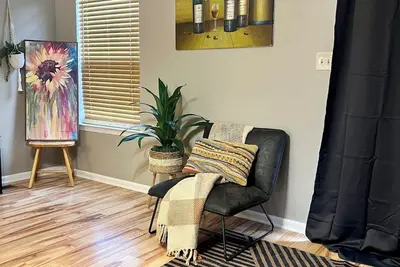 Image de Spacious and luxurious 3 bed/1. 5 bath townhome with free parking, sleeps 6