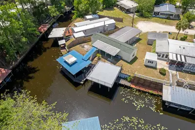 Image de Waterfront home in Satsuma. Two bedrooms each with full bath. Gas grill.