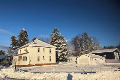 Image de Spacious 4-bedroom house in charming Montreal across from The Gile Flowage