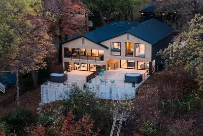 Image de Modern Luxury Lakefront w/ Hot Tub, Unbelievable Views!