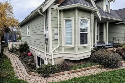 Image de Centrally located basement suite near the University