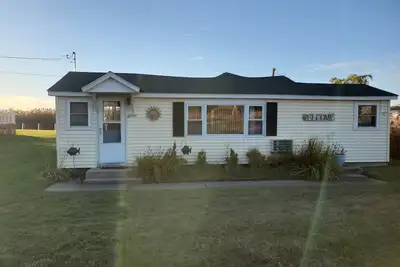 Image de Charming 2-bedroom cottage with WiFi, Ac on a peaceful Harsens Island canal.