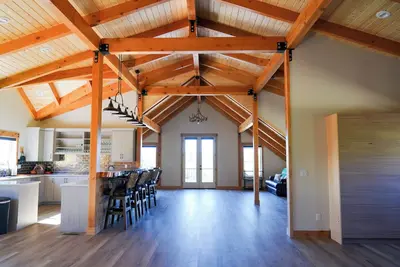 Image de Spacious 5 queen beds in an elegant bunkhouse lodge in beautiful Kamas Utah