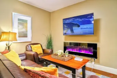 Image de Peak Plunge- hot tub, pool, gym, free parking, 2br, sleeps 6 -C111