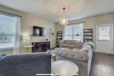 Image de Movie Night~Pool~Poker~2 Living Rooms & Spacious!