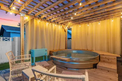 Image de Near Scottsdale | Fire Pit & Cowboy Pool