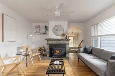 Image de Midnight Meadow - Light & Airy Cabin\n\n