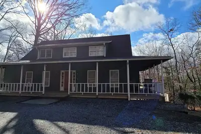 Image de Charming, secluded 3-bedroom house just outside Clarkesville.