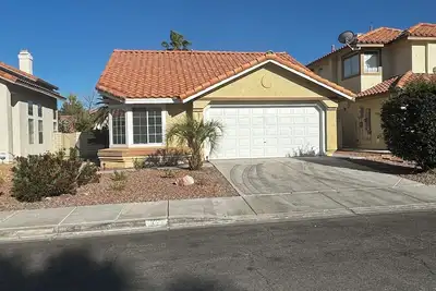 Image de “Luxurious Single-Story Home with Pool in Henderson – Your Oasis Awaits! ”
