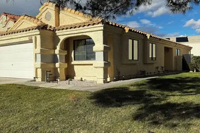 Image de Serenity Haven: Elegant Retreat in Henderson