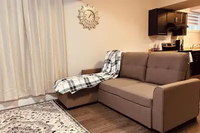 Image de Charming 2-bedroom apartment with WiFi and Ac in wonderful Edmonton