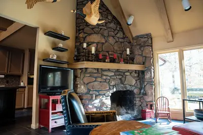 Image de Spacious 6-bedroom house on 25 acres in the Ozarks w/ hot tub and private trail!