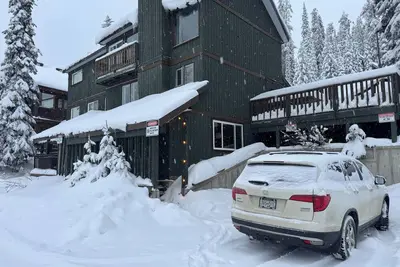 Image de Lower level, cozy chalet, wood fireplace & private hot tub, SnowPines, pets okay