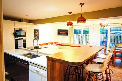 Image de Spacious 6 Bed House, 10 Minutes from Centre with Parking, Ideal for Contractors