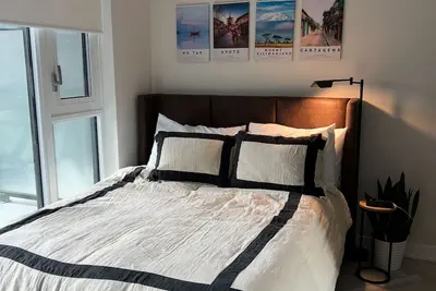 Image de Charming 2-bedroom condo with WiFi, Ac in nice Toronto