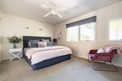 Image de Delightfully stays is walking distance to Main Street in a quiet location