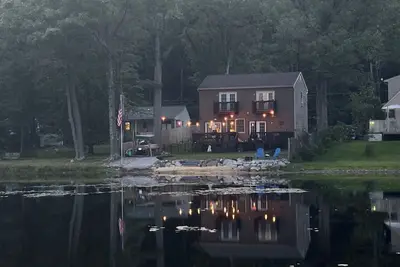 Image de Take a break and unwind at this peaceful lakefront oasis.