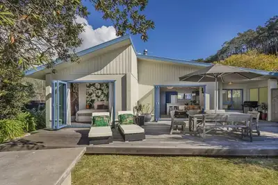 Hosts on the Coast Seaview Oasis