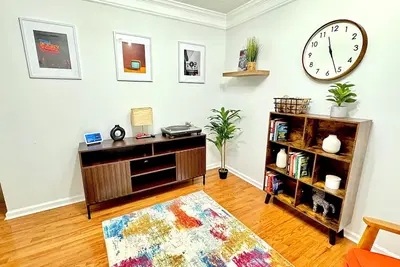 Image de 3 Bed 2. 5 Bath Townhome Retro Modern Zen Family Friendly Escape