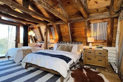 Image de Luxury Cabin Retreat I 8 min to Windham I WiFi I Private I Firepit I Bbq\n