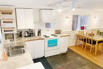 Image de heart of kitsilano, two bedrooms house unit, high speed internet and parking