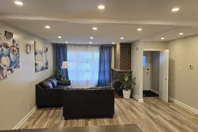 Image de 3 Br Bungalow Central West near Carlingwood Mall and Westboro