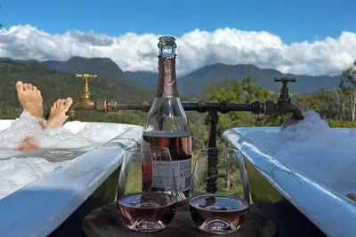 Image de Luxurious cabin designed to capture the breath-taking mountain views.