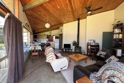 Image de 5 minutes walk to the beach and Lost Spring. Nicely located to all amenities.