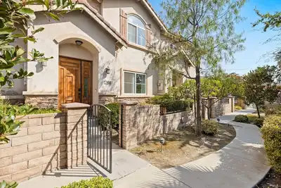 Image de Spacious 4-bedroom 3bath Towsnhome with parking provided, Pet friendly!